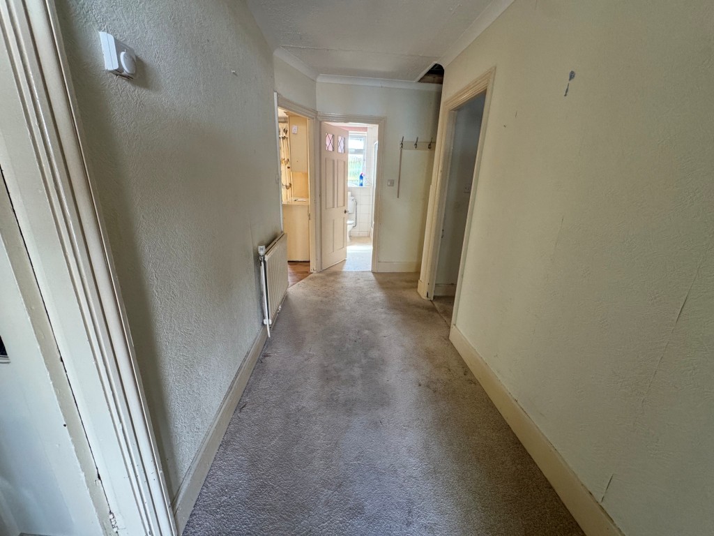 Lot: 94 - TWO-BEDROOM BUNGALOW WITH GARAGE AND PARKING - Entrance hall